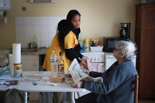 Les travailleuses du care souffrent d’un cumul d’inégalités. D’où vient la dévalorisation de ces tâches assumées par les femmes ?