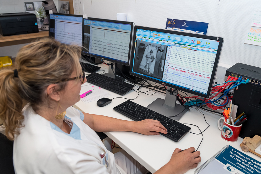 Isabelle Marmet, technicienne du sommeil, surveille sur les écrans de contrôle la qualité du sommeil des patients. ©Amélie Laurin