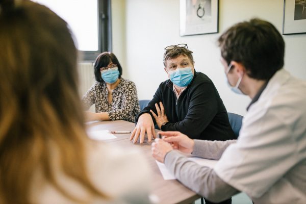 Hopital Beaujon, le 2 février 2020. Untié UTAMA (Unité de Traitement Ambulatoire des Maladies Addictives) à la policlinique Jean Baumann. Dr Delphine Moisan, psychiatre addictologue, Geoffrey Dufayet, psychologue clinicien font une réunion avec les deux patients experts:, Guillaume Dumont et Evelyne Petit. Awa, une étudiante en médiecine est également présente. Ici Guillaume Dumont. ©Laurence Geai