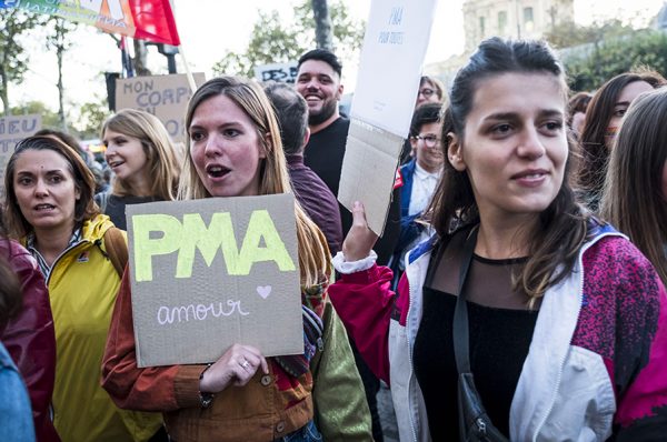 Des jeunes femmes manifestent pour réclamer l'accès à la procréation médicalement assistée (PMA)