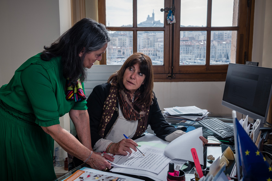 Première adjointe au maire de Marseille, Michèle Rubirola (ici, avec une collaboratrice) porte la voix du CCS au sein de l'équipe municipale et des instances de décision, comme l'agence régionale de santé. ©Amélie Laurin