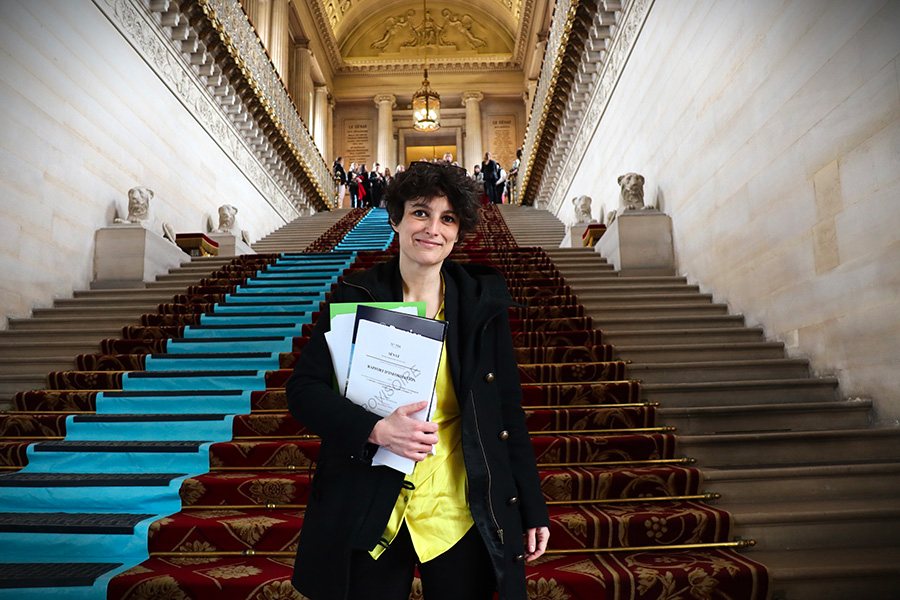 La sénatrice écologiste Mélanie Vogel a présenté le 6 avril 2022 le rapport du Sénat intitulé « Protéger et accompagner les individus en construisant la Sécurité sociale écologique du XXIème siècle »