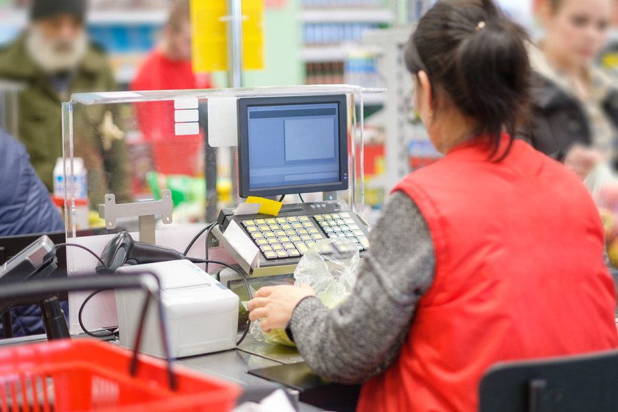 Une caissière de supermarché