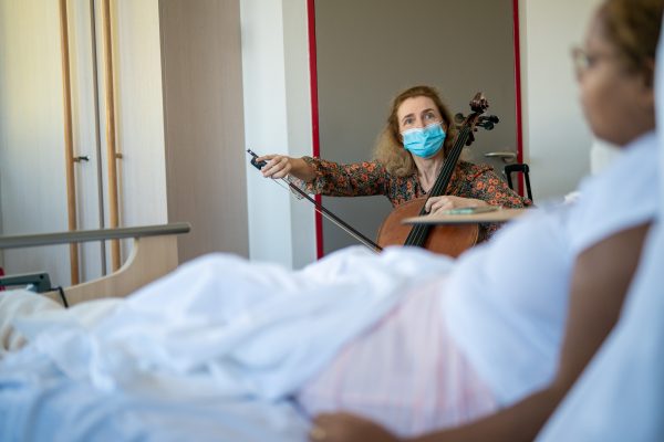 Soins palliatifs : une violoncelliste joue au chevet d'une malade en fin de vie