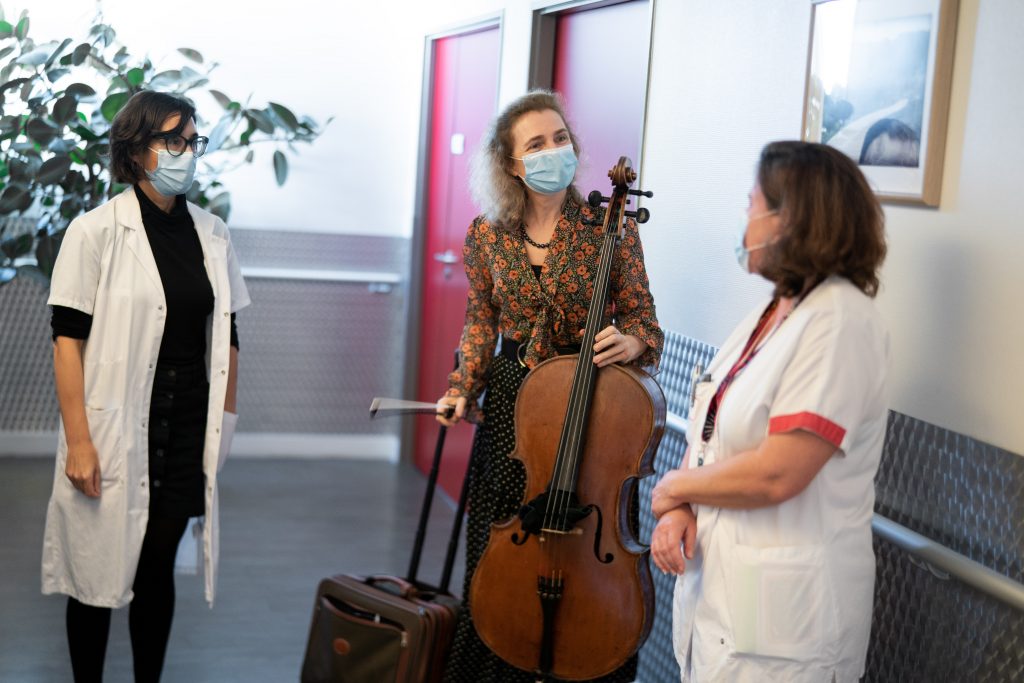 Marie Simian, psychologue, et Mélanie Monribot, médecin en soins palliatifs, avec Claire Oppert, violoncelliste © Nicolas Gouhier