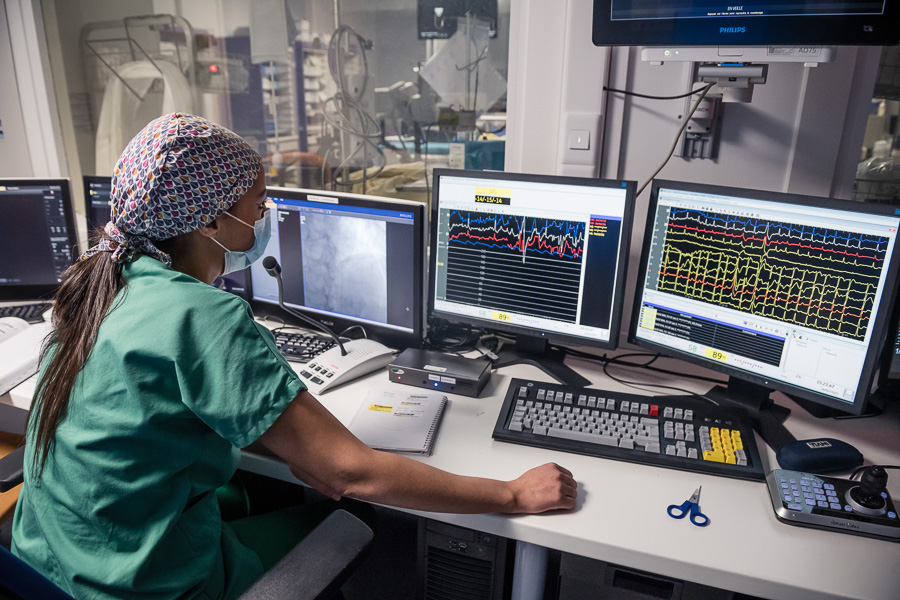 Chadine Oubella, infirmière en salle de coronarographie, suit le déroulé de cet examen qui permet de visualiser la perméabilité des artères coronaires. ©Amélie Laurin 